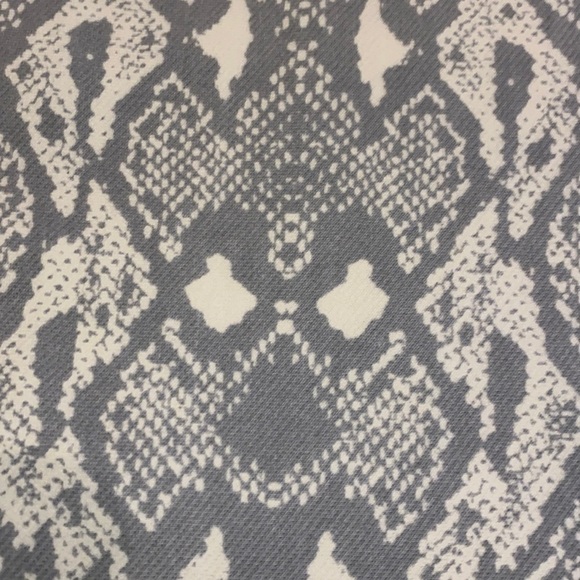 J. McLaughlin Lexi Jeans Snakeskin Pattern Gray White Size 6 Note Short - Picture 8 of 11